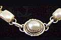 1599: Silver Setting white mother-of-pearl bracelets