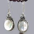 6044: white mother-of-pearl earrings