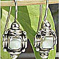 7168: Silver Setting white mother-of-pearl earrings