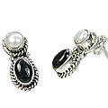 Design 8752: black,white pearl studs earrings